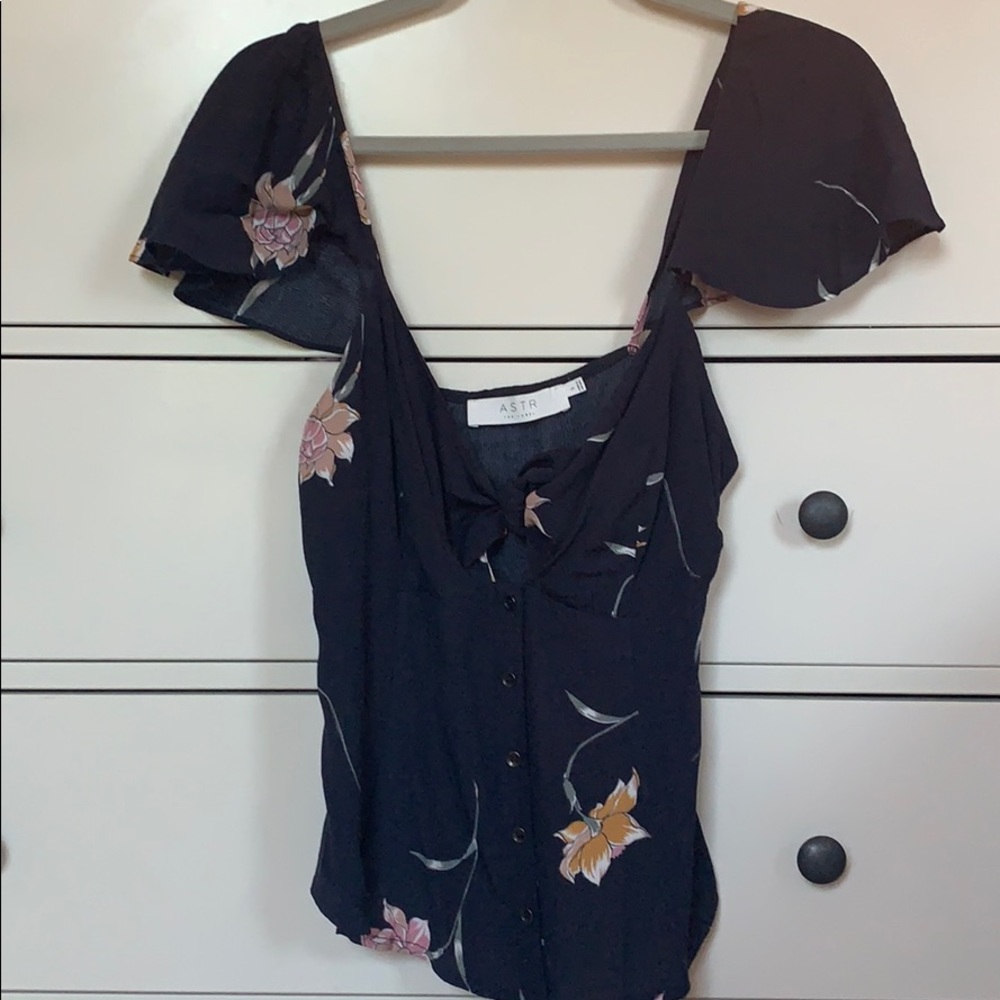 Astr the label tie front top